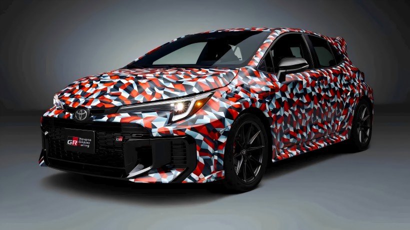 A GRMN nagyteljesítményű változatának prototípusa? Hivatalos teaser képek a GR Corolla új verziójáról, amelyet április 13 -án mutattak be