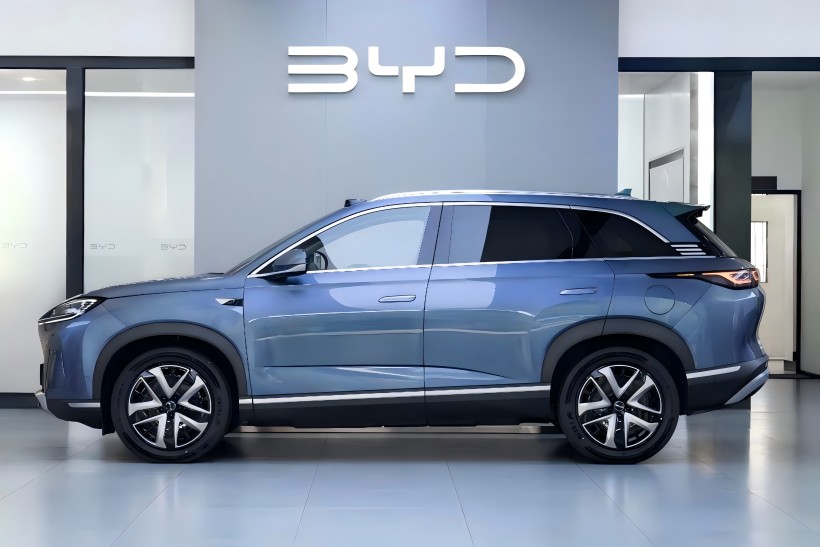 A BYD SEAL 07 DM-I intelligens vezetési változat, amelynek becsült kiindulási ára 250 000 jüan, és várhatóan hamarosan eléri a piacot, márkakereskedésekbe érkezett.