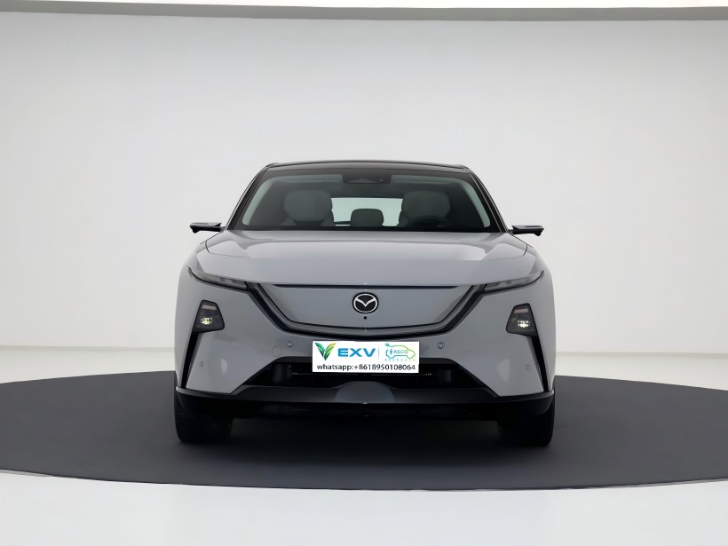 A Mazda EZ - 60 augusztus végére várhatóan a piacra kerül. Tiszta - elektromos és kiterjesztett - hatótávolságú hajtóműveket kínál. A belső tér kettős képernyő beállítással is van felszerelve.