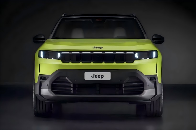 A vadonatúj Jeep iránytű spekulált hivatalos képeit kiszivárogtatták, az ebben az évben a potenciális megjelenéssel. A jármű várhatóan tiszta elektromos, enyhe hibrid és plug-in hibrid hajtómű-lehetőségeket kínál
